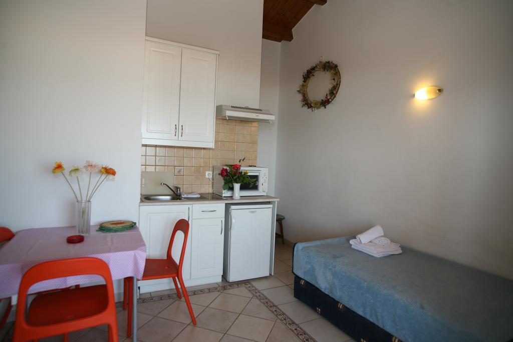 Glyfada Gorgona Apartments Екстер'єр фото